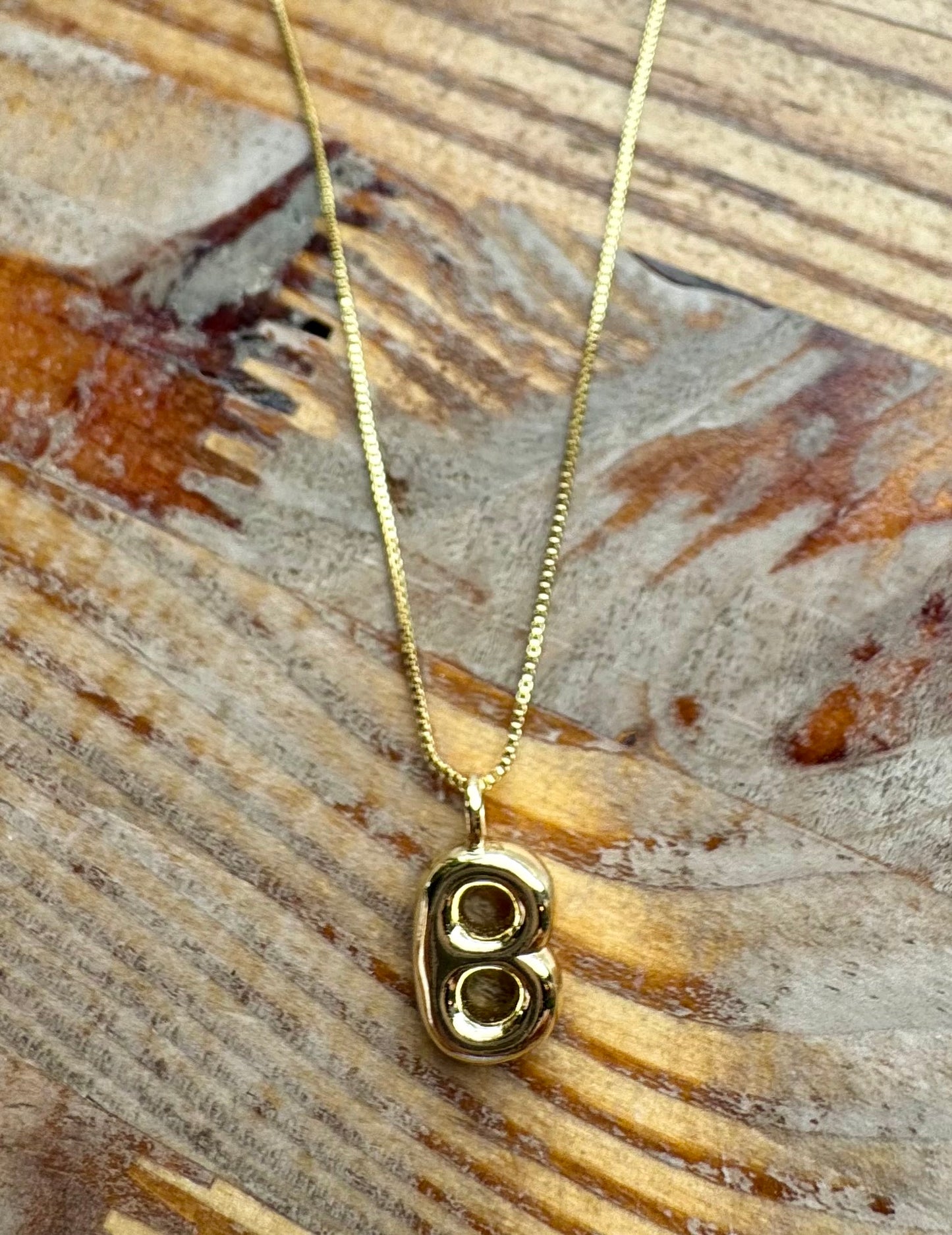 Collar de inicial globo