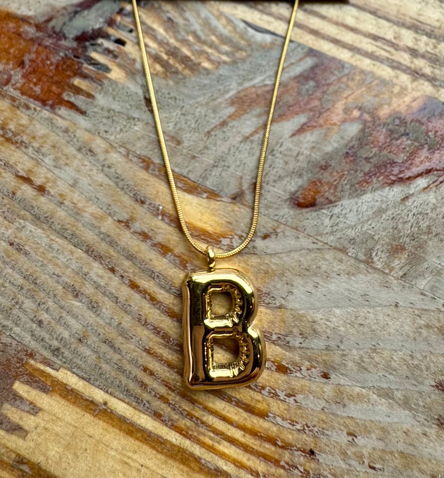 Collar globo inicial B grande