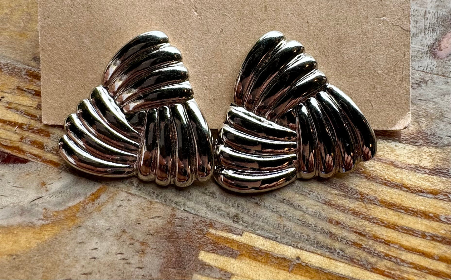 Aretes plateados triangulares