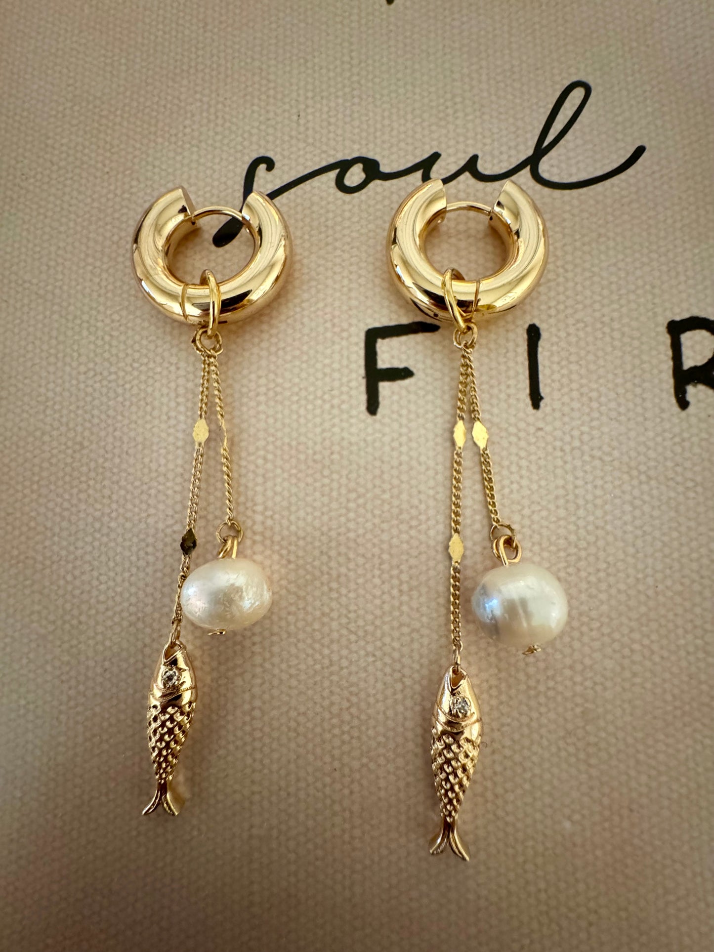 Hoops con cadena madre perla y pescado