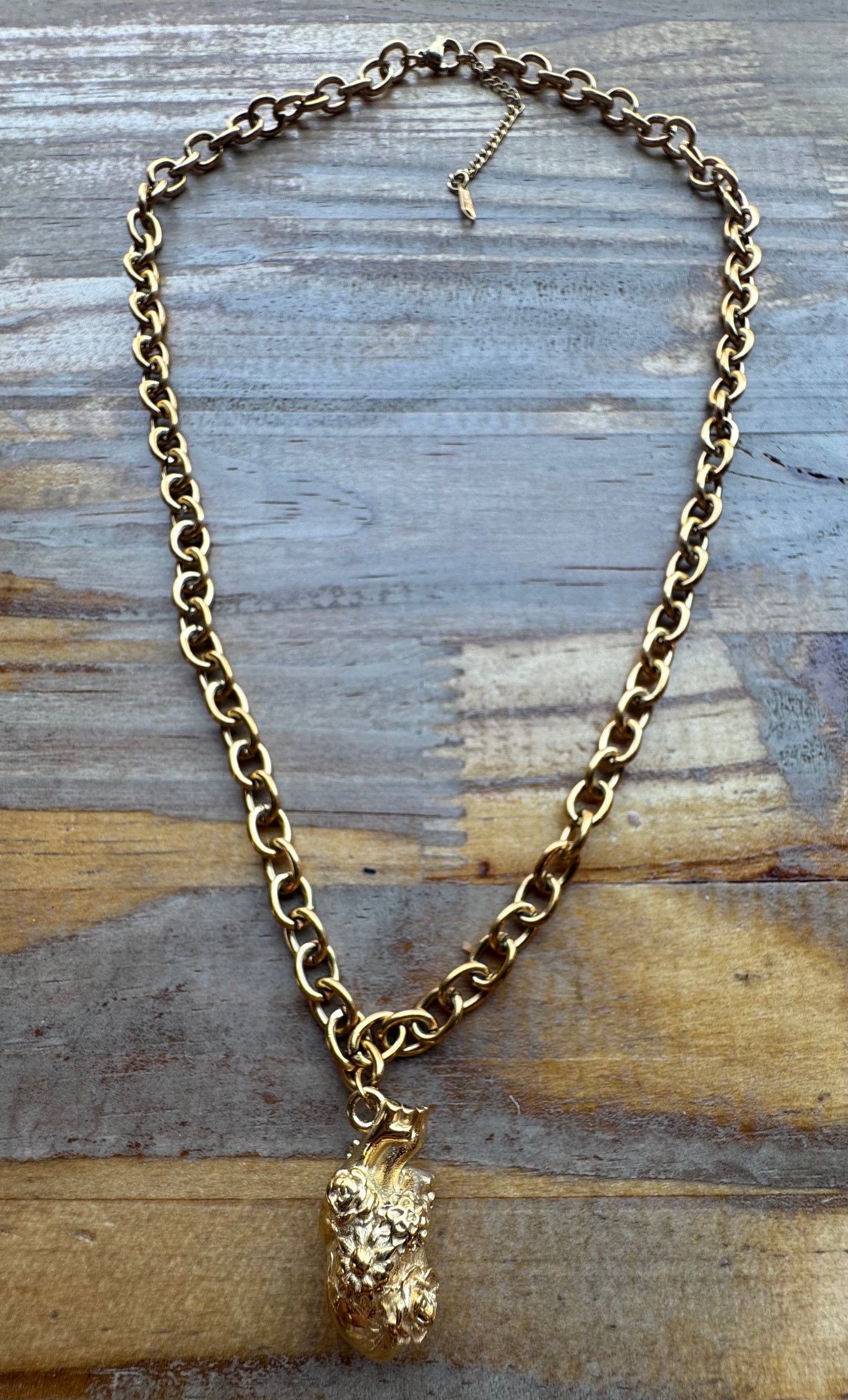 Collar corazón humano con flores