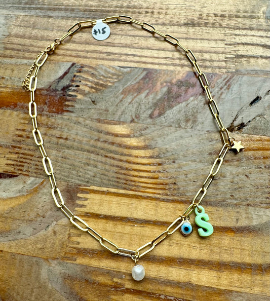 Collar de inicial con dijes