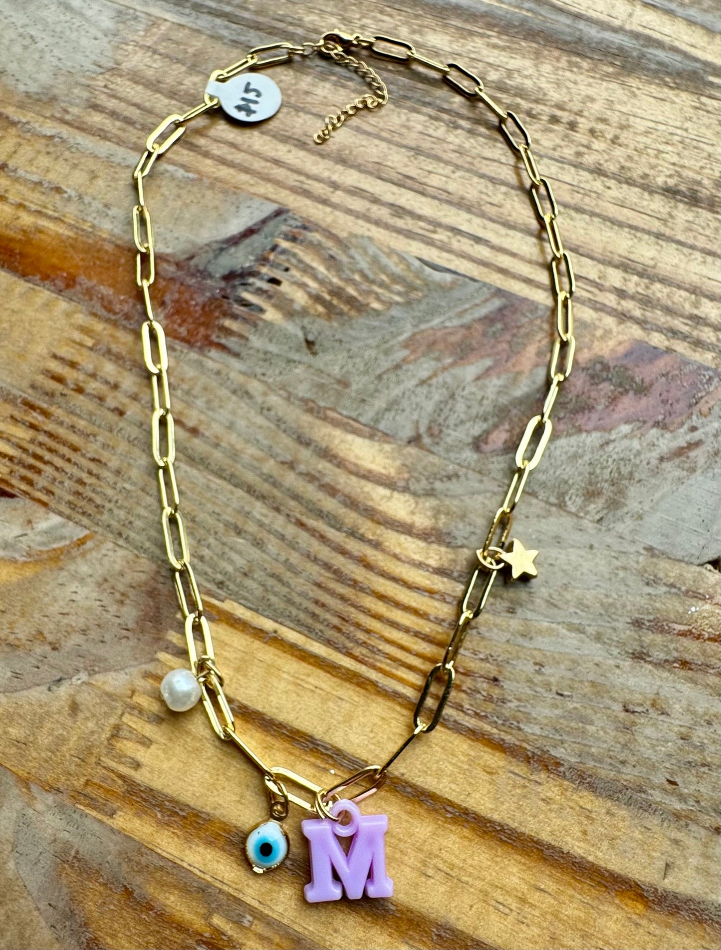 Collar de inicial con dijes
