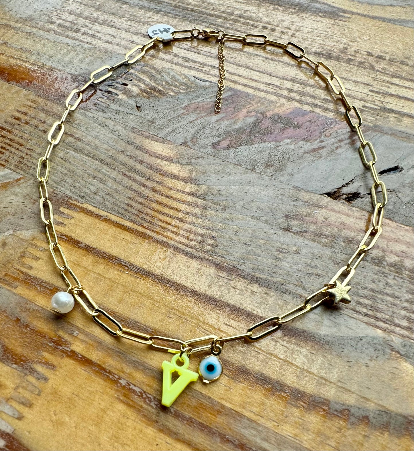 Collar de inicial con dijes
