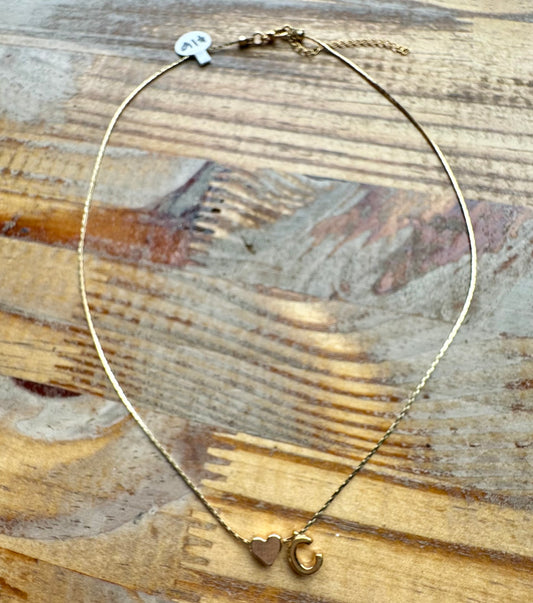 Collar inicial con corazón mini