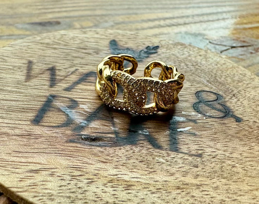 Anillo dorado entrelazado