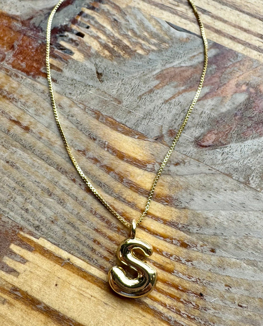 Collar de inicial globo