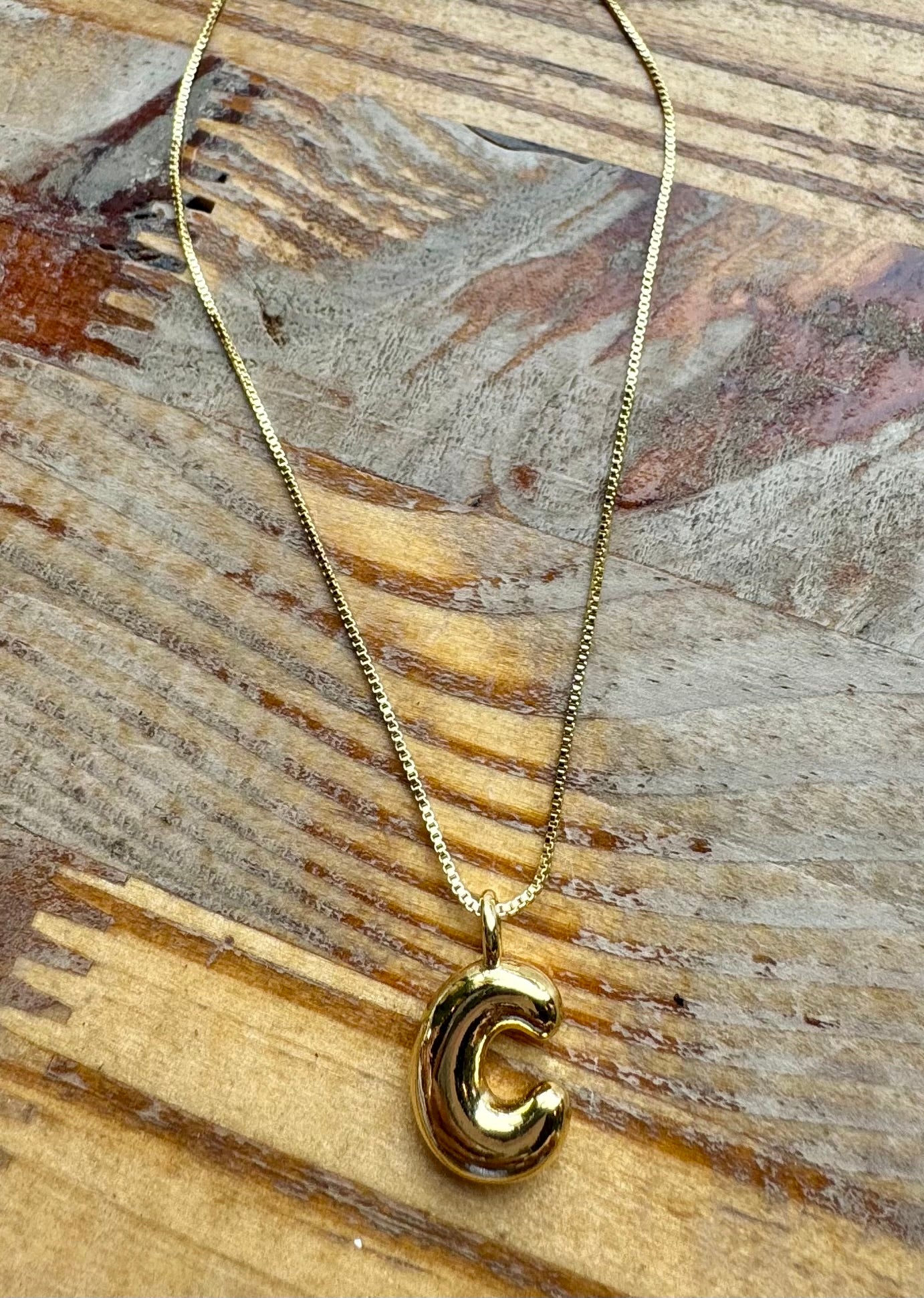 Collar de inicial globo