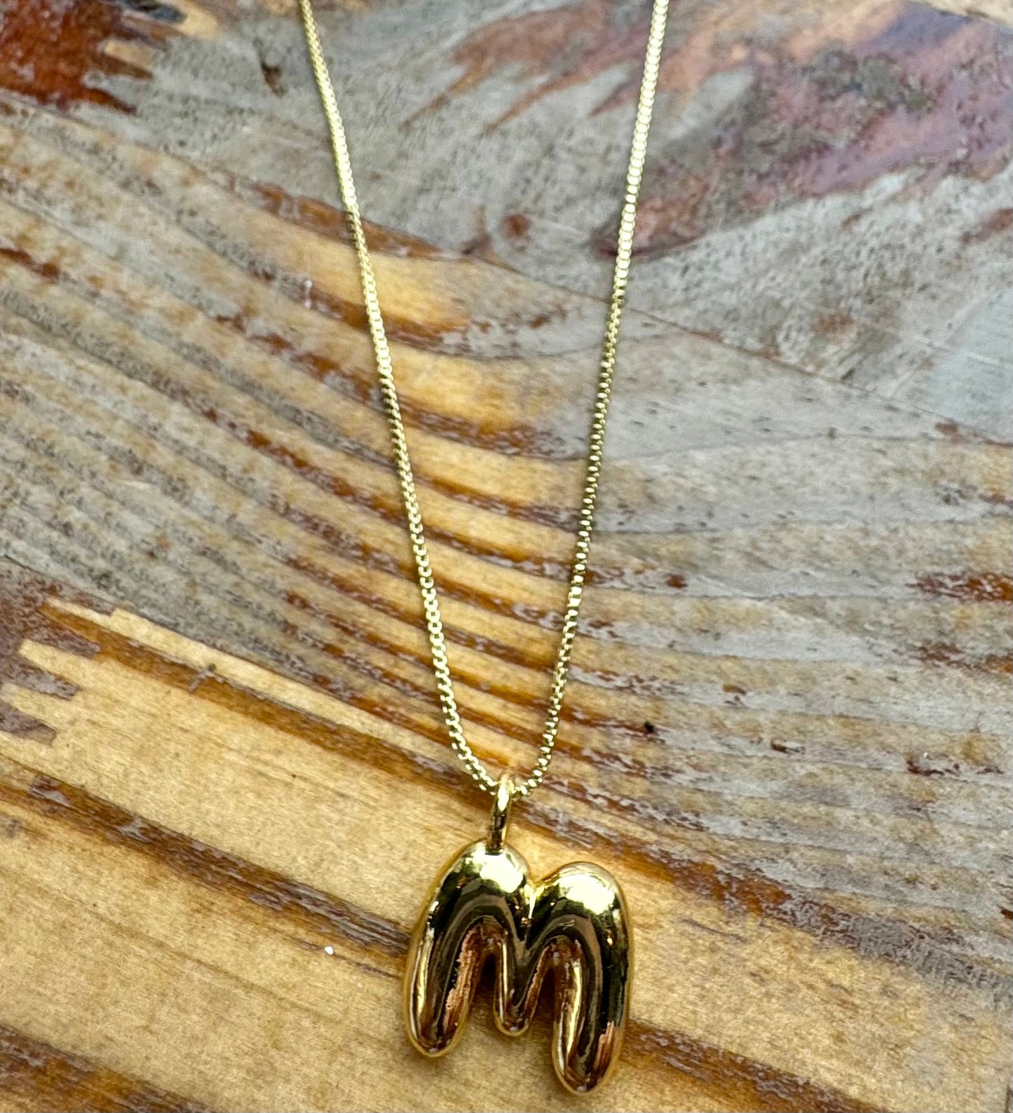 Collar de inicial globo