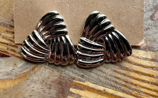 Aretes plateados triangulares