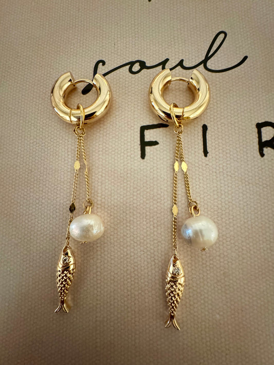 Hoops con cadena madre perla y pescado