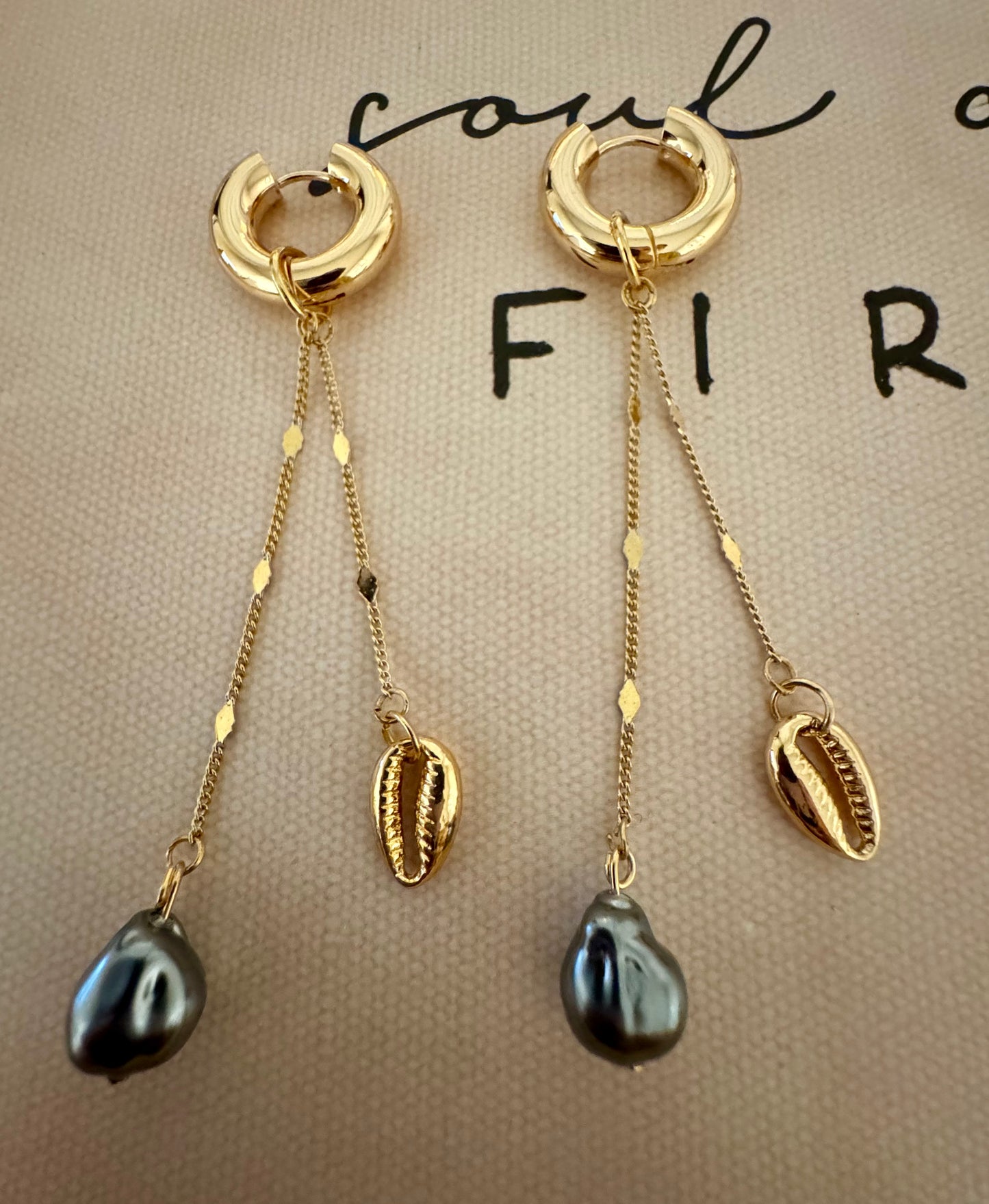 Hoops con cadena y perla madre azul