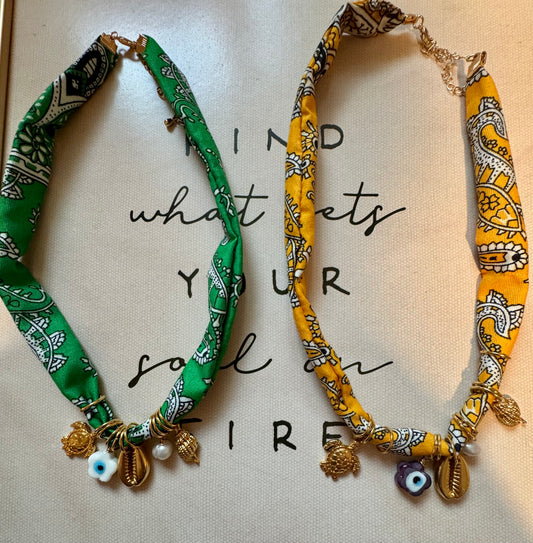 Collar bandana con dijes