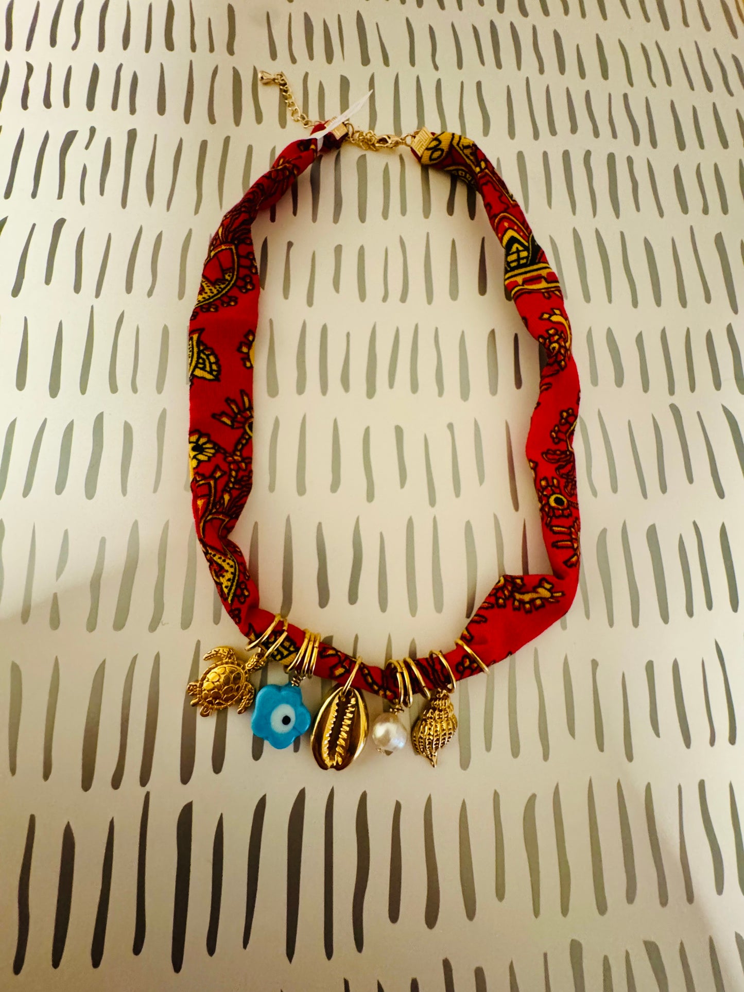 Collar bandana con dijes