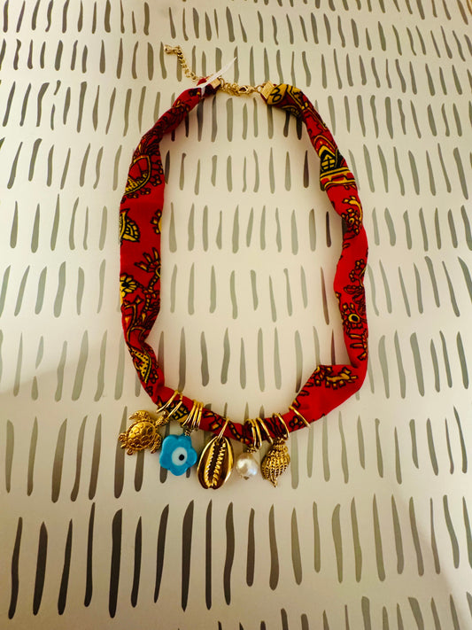 Collar bandana con dijes